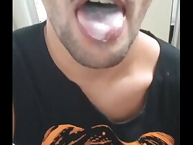 Novinho saiu da balada e foi para estação tomar um leitinho