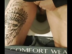 Je pisse en gros plans et je fais des gros proutes qui chlingues sur les chiottes,