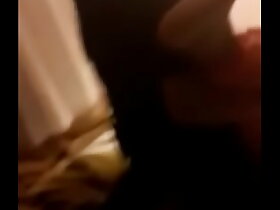 Militar tesudo comendo um canguru selvagem asiatico