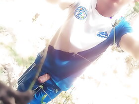 Chico se masturba en el monte