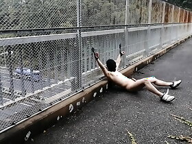 たけひとの露出02　昼間の歩道橋で全裸で
