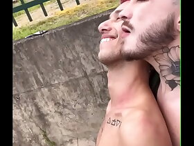 Novinhos fudendo na trilha em público enquanto o trem passa