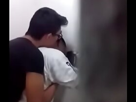 Torcedor corintiano dando no banheiro