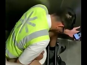 Carinha de uniforme batendo uma